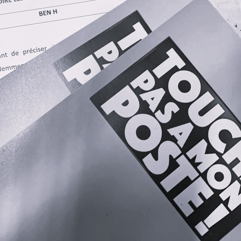 Touche pas à mon poste