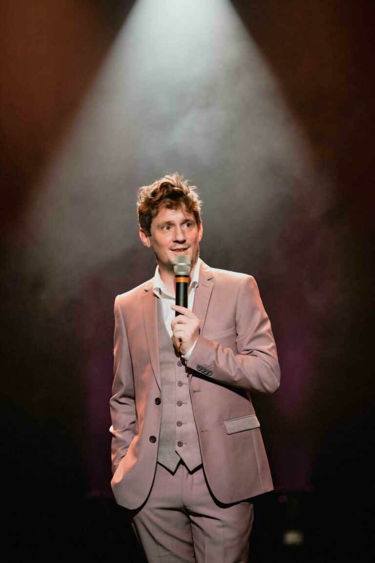 spectacle le mec en rose main dans la poche